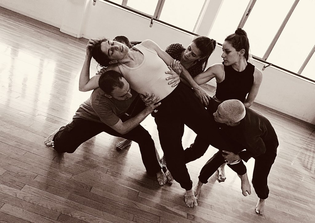 “Gravity” από την Ομάδα “Χορευτές” στο Θέατρο Τόπος Αλλού