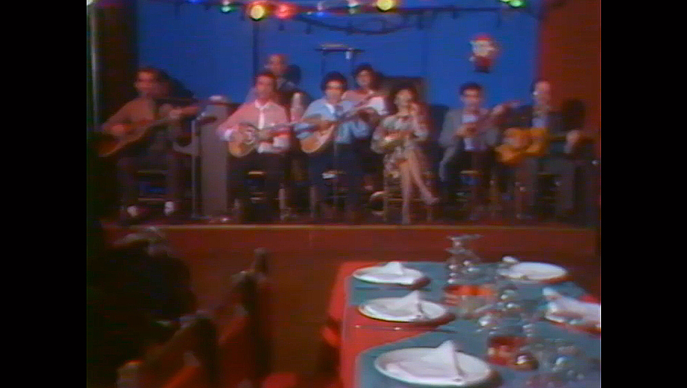 Παραμονές του… 1985 στη νυχτερινή Αθήνα: κέφι και ευχές