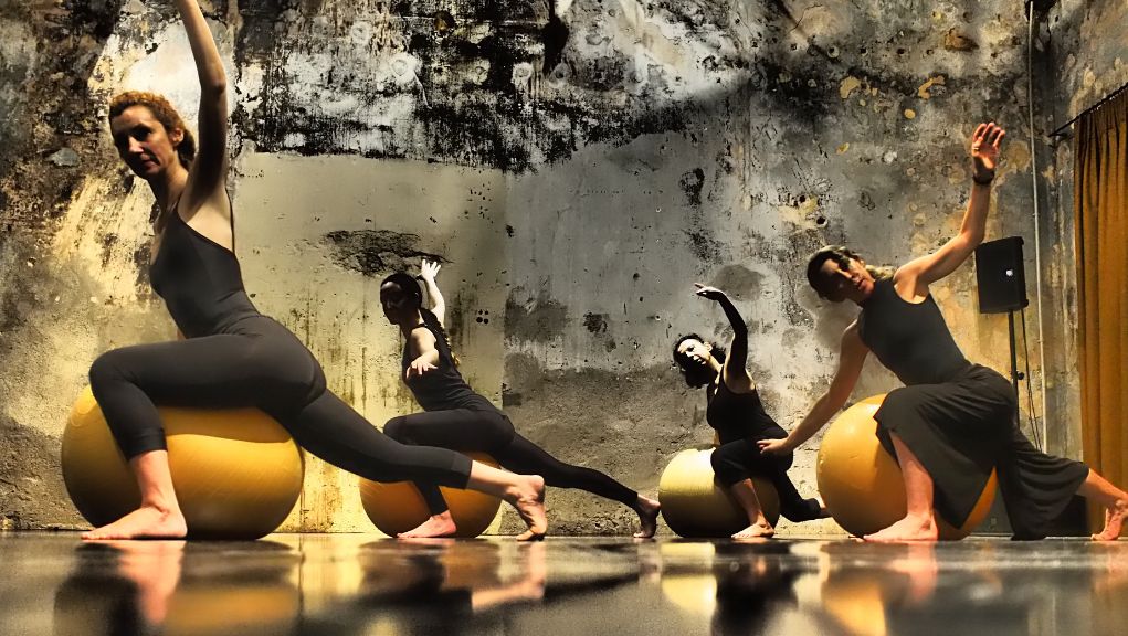 “Χλωμή Πολυχρωμία” στο Θέατρο Ροές